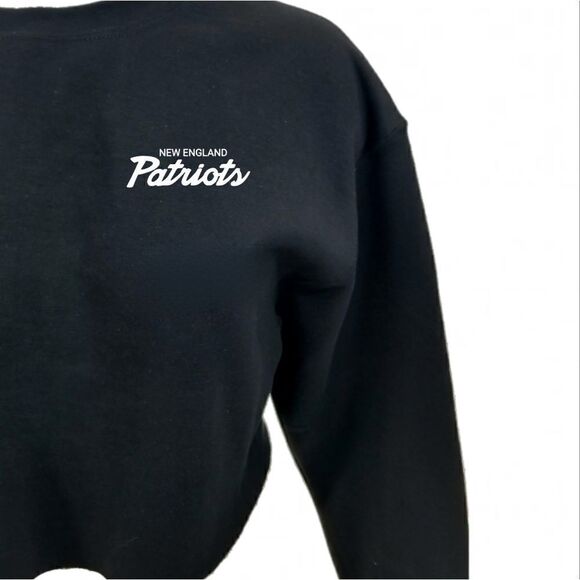 NEW ENGLAND PATRIOTS Double Script Retro Logo BLACK Crop Top Crewneck Sweatshirt - Picture 4 of 6